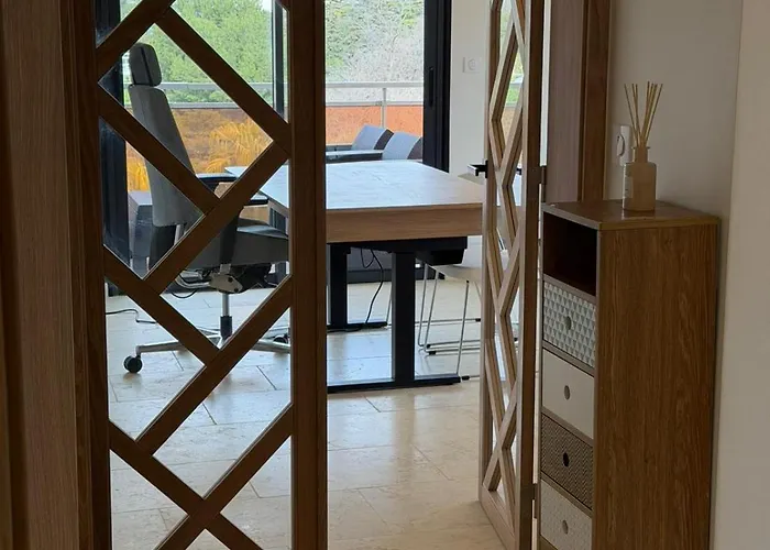 Beautiful Two-room With Sea And Mountain Views Appartement *