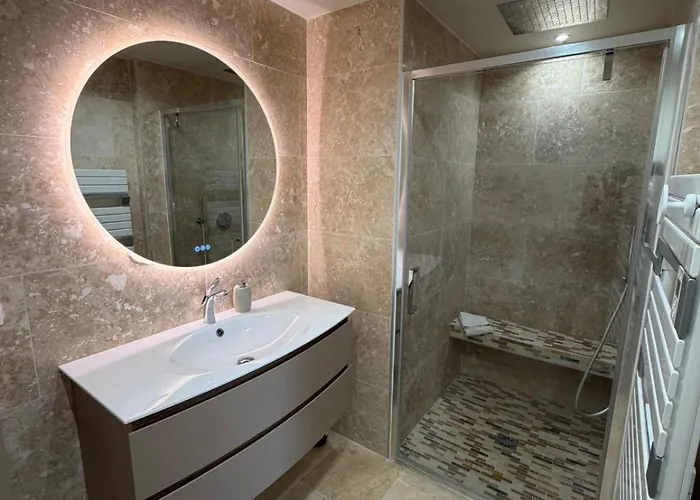 Beautiful Two-room With Sea And Mountain Views * Antibes